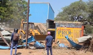 जिला प्रशासन द्वारा अतिक्रमण हटाने की गई कार्रवाई