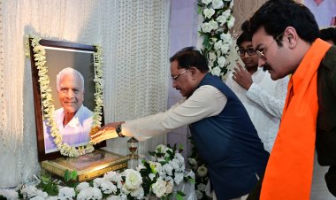 मुख्यमंत्री श्री विष्णु देव साय ने लोकतंत्र सेनानी स्वर्गीय श्री महावीर प्रसाद जैन की छायाचित्र पर पुष्प अर्पित कर श्रद्धांजलि दी