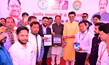 जशपुर में डिजिटल डोर सुविधा का शुभारंभ, अब घर बैठे QR कोड से टैक्स भुगतान संभव