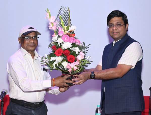 जनसंपर्क विभाग के अपर संचालक श्री जे.एल. दरियो को सेवानिवृत्ति पर दी गई गरिमामय विदाई ,जनसंपर्क विभाग मे अनवरत 36 वर्षों तक दी उल्लेखनीय सेवाएं