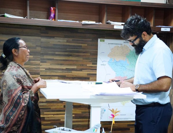 कलेक्टर श्री रोहित व्यास ने जनदर्शन में सुनी आमजन की समस्याएं