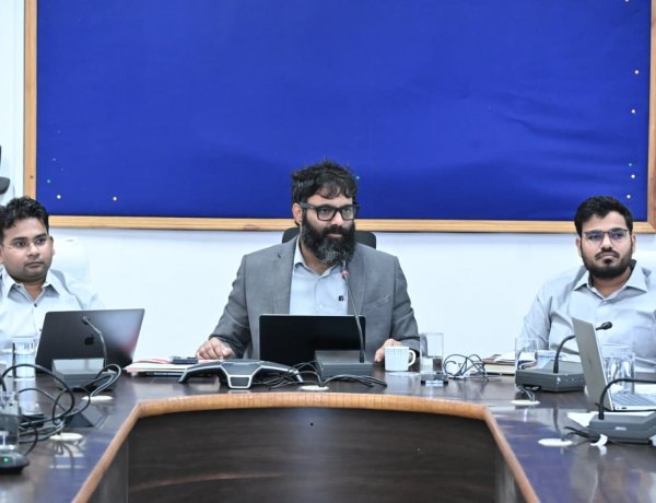 कलेक्टर श्री रोहित व्यास ने समय-सीमा की बैठक में लंबित प्रकरणों के त्वरित निराकरण के दिए निर्देश