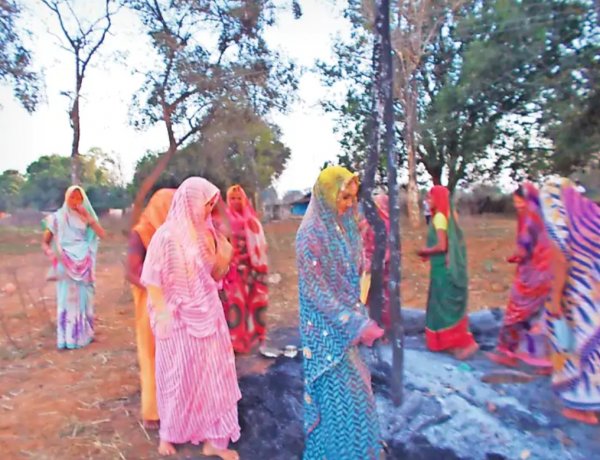 जशपुर: बंजारा समाज ने परंपरागत रीति-रिवाजों के साथ मनाई होली, अंगारों पर सात बार की परिक्रमा