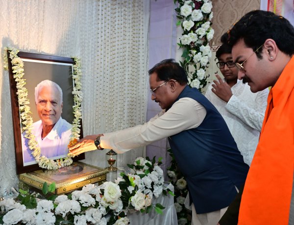 मुख्यमंत्री श्री विष्णु देव साय ने लोकतंत्र सेनानी स्वर्गीय श्री महावीर प्रसाद जैन की छायाचित्र पर पुष्प अर्पित कर श्रद्धांजलि दी