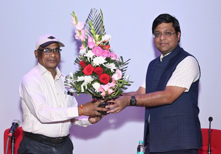 जनसंपर्क विभाग के अपर संचालक श्री जे.एल. दरियो को सेवानिवृत्ति पर दी गई गरिमामय विदाई ,जनसंपर्क विभाग मे अनवरत 36 वर्षों तक दी उल्लेखनीय सेवाएं