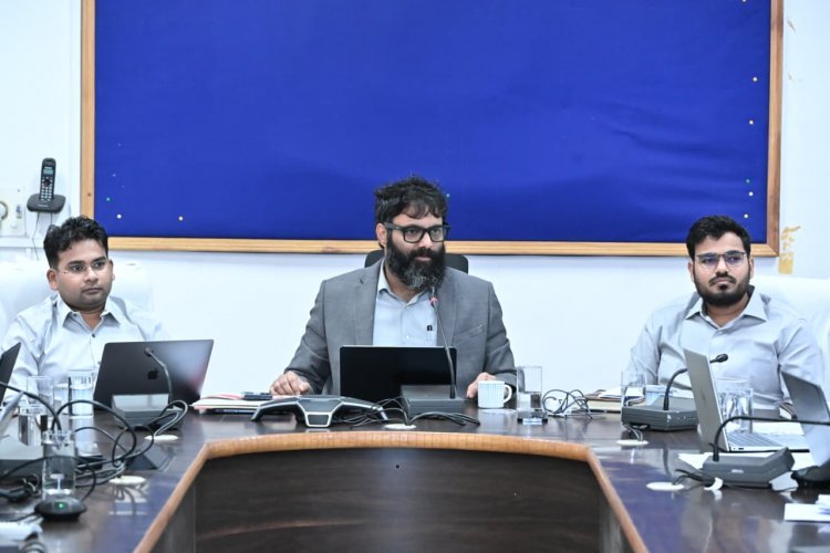 कलेक्टर श्री रोहित व्यास ने समय-सीमा की बैठक में लंबित प्रकरणों के त्वरित निराकरण के दिए निर्देश