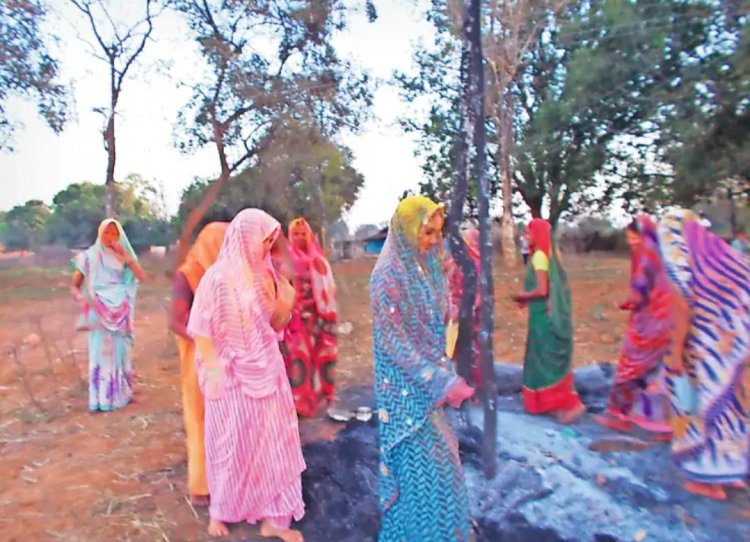 जशपुर: बंजारा समाज ने परंपरागत रीति-रिवाजों के साथ मनाई होली, अंगारों पर सात बार की परिक्रमा