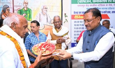 मुख्यमंत्री श्री विष्णु देव साय ने सियान गुड़ी का किया शुभारंभ : बुजुर्गों के साथ कैरम खेलकर वरिष्ठजनों का बढ़ाया हौंसला