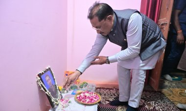 मुख्यमंत्री श्री विष्णुदेव साय ने स्वर्गीय विवेक अंधारे को अर्पित की श्रद्धांजलि