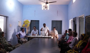 विशेष ग्राम सभा में ग्रामवासियों को जनगणना के सम्बन्ध किया जा रहा है जागरुक