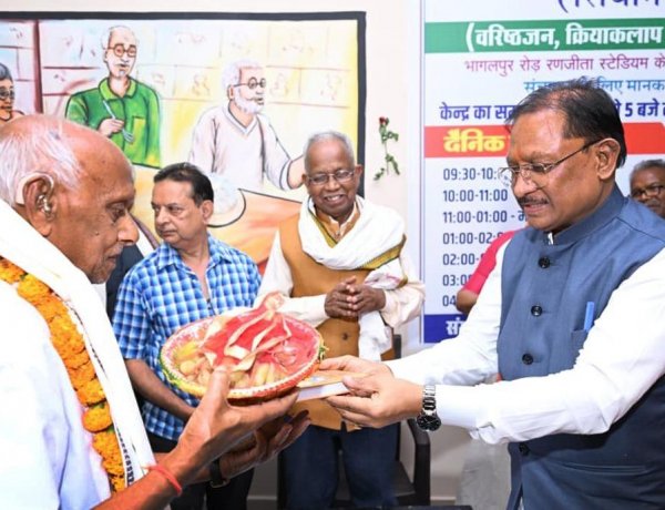 मुख्यमंत्री श्री विष्णु देव साय ने सियान गुड़ी का किया शुभारंभ : बुजुर्गों के साथ कैरम खेलकर वरिष्ठजनों का बढ़ाया हौंसला