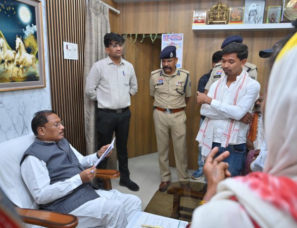 मुख्यमंत्री श्री साय ने बगिया में जनदर्शन में सुनी आमजनों की समस्याएं