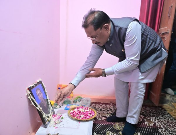 मुख्यमंत्री श्री विष्णुदेव साय ने स्वर्गीय विवेक अंधारे को अर्पित की श्रद्धांजलि