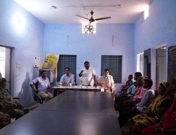 विशेष ग्राम सभा में ग्रामवासियों को जनगणना के सम्बन्ध किया जा रहा है जागरुक