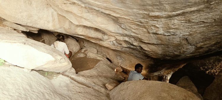 300 मीटर पहाड़ चढ़कर मिलती है इतिहास की झलक: जशपुर के जयमरगा गुफा में छिपे हैं हजारों साल पुराने शैलचित्र ,आदिम मानव जीवन के महत्वपूर्ण साक्ष्य