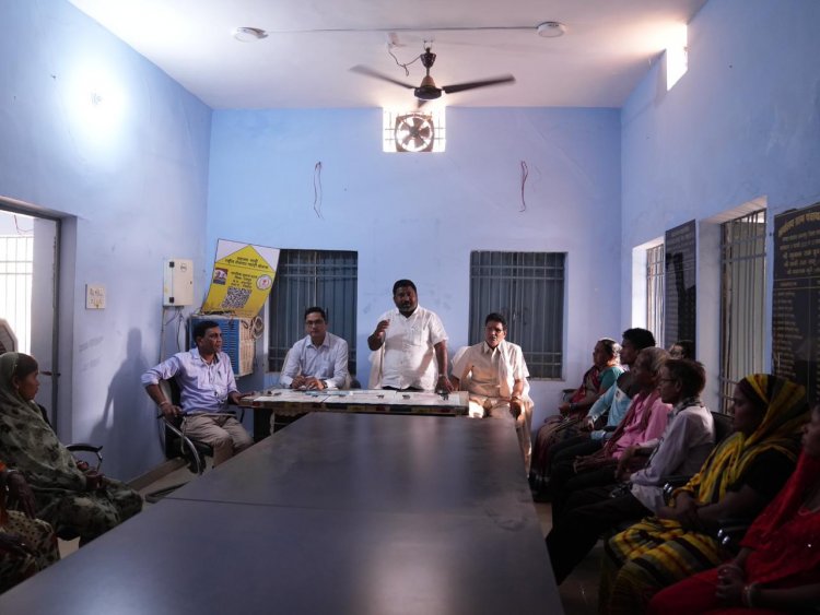 विशेष ग्राम सभा में ग्रामवासियों को जनगणना के सम्बन्ध किया जा रहा है जागरुक