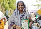 सुनीता जायसवाल को मौके पर मिला राशन कार्ड, चेहरे पर लौटी मुस्काते