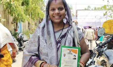 सुनीता जायसवाल को मौके पर मिला राशन कार्ड, चेहरे पर लौटी मुस्काते