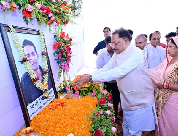 मुख्यमंत्री श्री विष्णुदेव साय ने स्वर्गीय विवेक अंधारे को अर्पित की श्रद्धांजलि