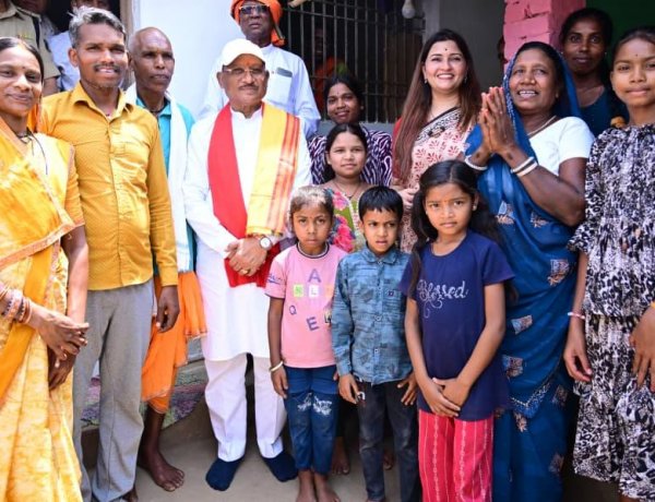 एक ग्रामीण का न्योता, मुख्यमंत्री का अपनापन - प्रधानमंत्री आवास से साकार हुआ सपना, मुख्यमंत्री ने कराया गृह प्रवेश