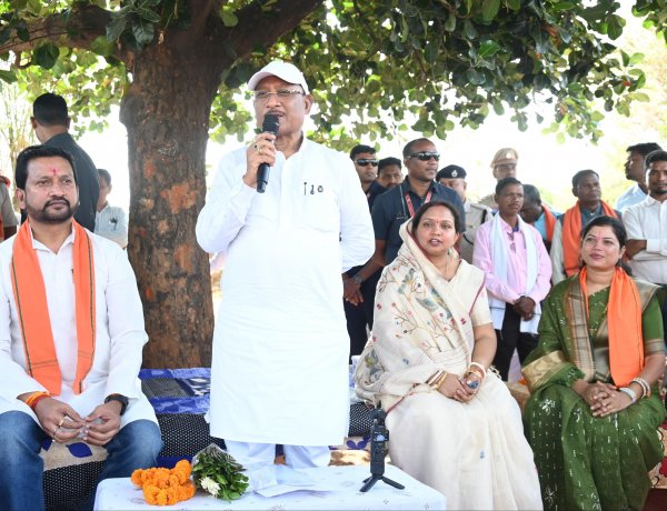 कटहल–गुलमोहर की छांव में सजी चौपाल, मुख्यमंत्री ने सरोधी में सुनी जनता की आवाज