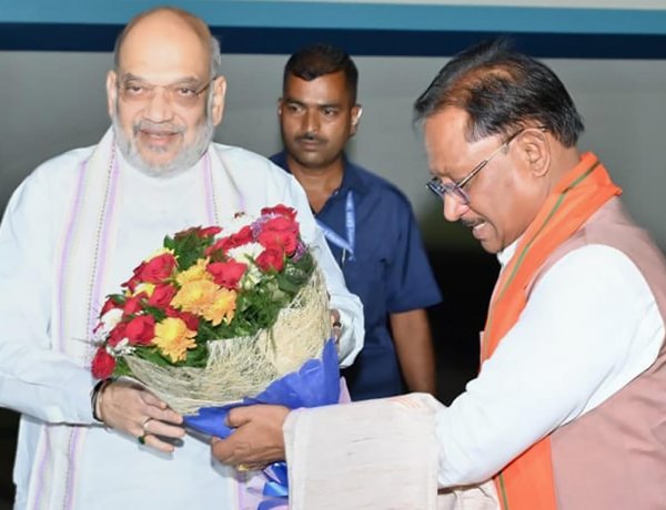 केंद्रीय गृह मंत्री श्री अमित शाह पहुंचे रायपुर: मुख्यमंत्री श्री विष्णुदेव साय ने किया आत्मीय स्वागत