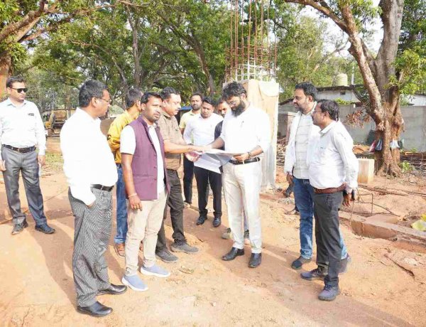 शहर के विकास कार्यों में तेजी लाने कलेक्टर ने विभिन्न स्थलों का लिया जायजा