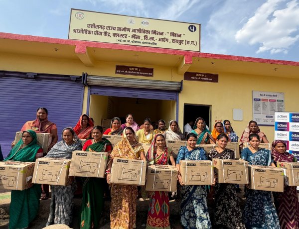 मुख्यमंत्री श्री विष्णु देव साय की घोषणा का त्वरित असर: कोसरंगी की दीदियों को मिली 50 निःशुल्क सिलाई मशीनें