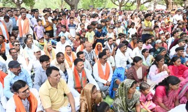 आम की छांव में मुख्यमंत्री की चौपाल: खाट पर बैठे, ग्रामीणों की सुनी बात, मौके पर दिए समाधान