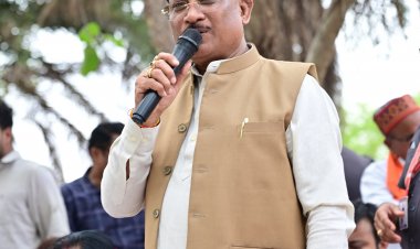 बरगद की छांव में सजी मुख्यमंत्री की चौपाल : सक्ती जिले के ग्राम ठठारी में ग्रामीणों से किया सीधा संवाद
