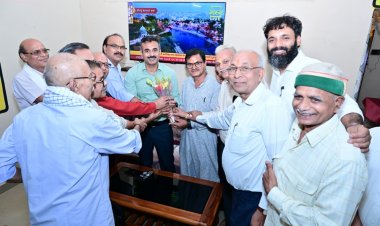 जशपुर: प्रभारी सचिव अंकित आनंद ने किया सियान गुड़ी का निरीक्षण, वरिष्ठ नागरिकों को किया सम्मानित