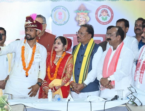 बेमेतरा में सामूहिक विवाह समारोह में शामिल हुए मुख्यमंत्री, नवदंपतियों को दिया आशीर्वाद