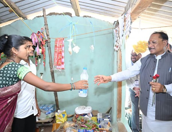 जब मुख्यमंत्री रुके एक छोटी-सी किराना दुकान पर... और सामने थी बदलाव की बड़ी कहानी