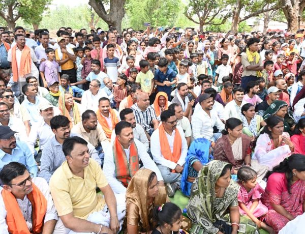 आम की छांव में मुख्यमंत्री की चौपाल: खाट पर बैठे, ग्रामीणों की सुनी बात, मौके पर दिए समाधान