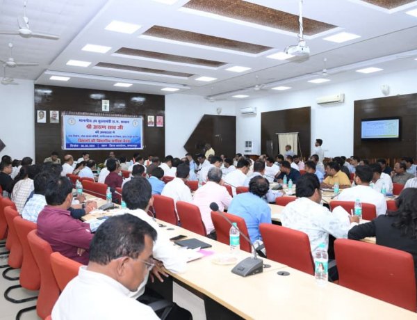 उप मुख्यमंत्री श्री अरुण साव ने स्वच्छता दीदियों के नियमित स्वास्थ्य जांच और सुरक्षा किट प्रदान करने के दिए निर्देश
