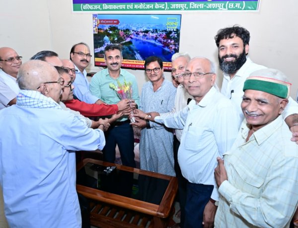 जशपुर: प्रभारी सचिव अंकित आनंद ने किया सियान गुड़ी का निरीक्षण, वरिष्ठ नागरिकों को किया सम्मानित