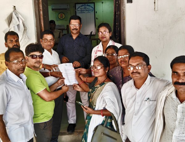 जशपुर: महंगाई, खाद-बीज संकट और किसानों की समस्याओं को लेकर कांग्रेस का धरना-प्रदर्शन