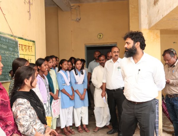 कलेक्टर श्री रोहित व्यास ने शासकीय उच्चतर माध्यमिक विद्यालय रौनी का किया निरीक्षण