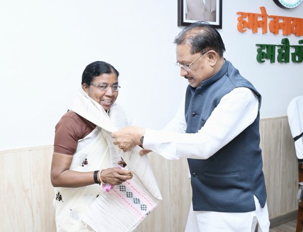 मुख्यमंत्री श्री विष्णु देव साय से पद्मश्री डॉ. बुधरी ताती ने की सौजन्य मुलाकात