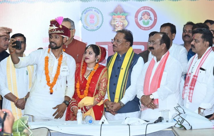 बेमेतरा में सामूहिक विवाह समारोह में शामिल हुए मुख्यमंत्री, नवदंपतियों को दिया आशीर्वाद