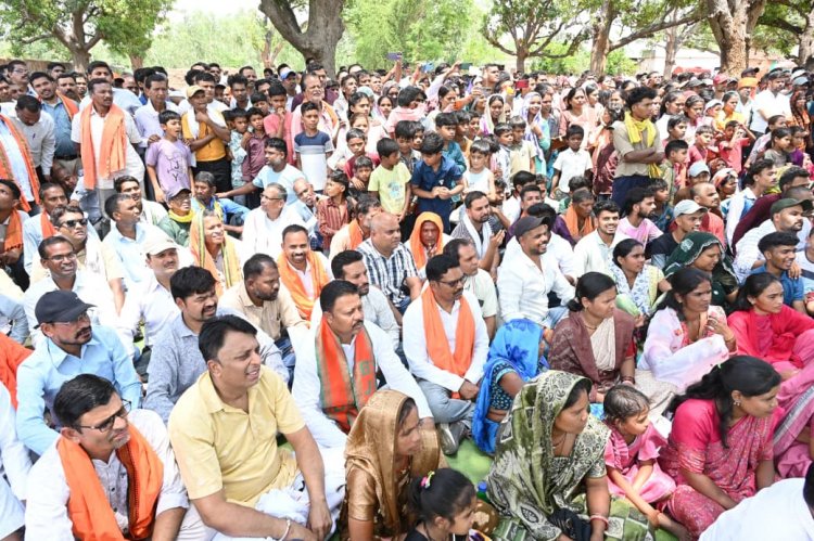 आम की छांव में मुख्यमंत्री की चौपाल: खाट पर बैठे, ग्रामीणों की सुनी बात, मौके पर दिए समाधान