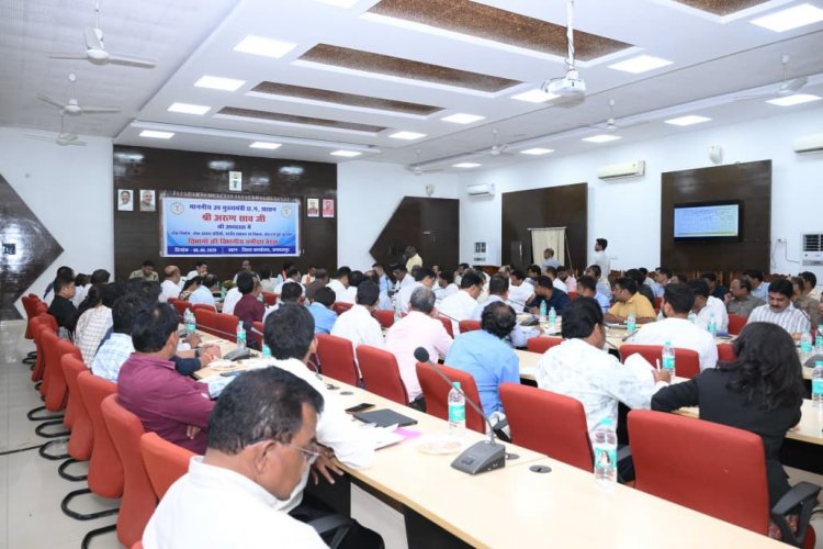 उप मुख्यमंत्री श्री अरुण साव ने स्वच्छता दीदियों के नियमित स्वास्थ्य जांच और सुरक्षा किट प्रदान करने के दिए निर्देश