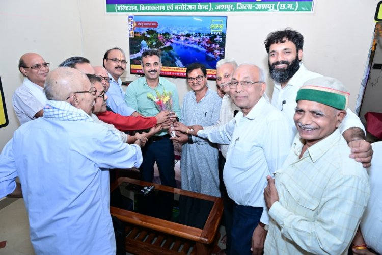 जशपुर: प्रभारी सचिव अंकित आनंद ने किया सियान गुड़ी का निरीक्षण, वरिष्ठ नागरिकों को किया सम्मानित