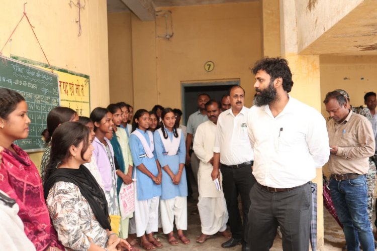 कलेक्टर श्री रोहित व्यास ने शासकीय उच्चतर माध्यमिक विद्यालय रौनी का किया निरीक्षण