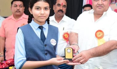सरगुजा: शाला प्रवेश उत्सव में मंत्री राजेश अग्रवाल ने विद्यार्थियों का किया स्वागत, छात्राओं को बांटी साइकिलें