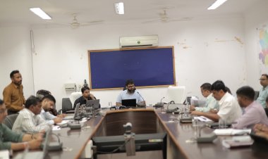 जशपुर: कलेक्टर रोहित व्यास ने विकास योजनाओं की समीक्षा की, समय-सीमा में गुणवत्तापूर्ण कार्य पूरे करने के दिए निर्देश