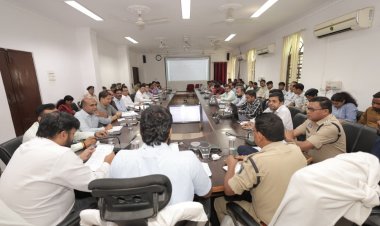 जशपुर: सड़क सुरक्षा को लेकर कलेक्टर रोहित व्यास सख्त, ब्लैक स्पॉट सुधार और ओवरस्पीड पर कार्रवाई के निर्देश