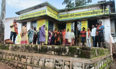 जशपुर: 13 माह तक चना और महीनों शक्कर वितरण नहीं, निलंबन के बाद भी नहीं छोड़ी दुकान; ग्रामीणों का फूटा गुस्सा ,ग्रामीणों ने गोदाम में लगाया ताला