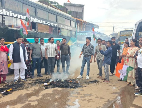 जशपुर: नकटी गांव के प्रभावित परिवारों के समर्थन में कांग्रेस का प्रदर्शन, मुख्यमंत्री का पुतला दहन
