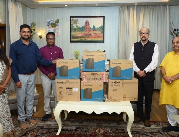 स्वेच्छानुदान मद से सुदूर वनांचल स्थित स्वामी आत्मानंद स्कूल, मांझीगुडा को 10 कंप्यूटर प्रदत्त